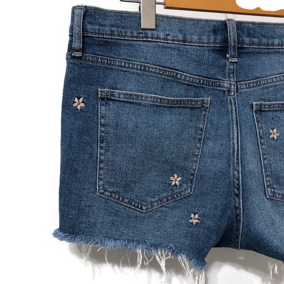 GAP | Floral Embroidered Cut-off Jean Shorts Sz 30 - Picture 11 of 14